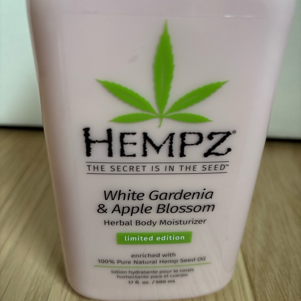 Hempz White Gardenia & Apple Blossom Herbal Body Moisturizer 17 Fl Oz - Picture 5 of 5